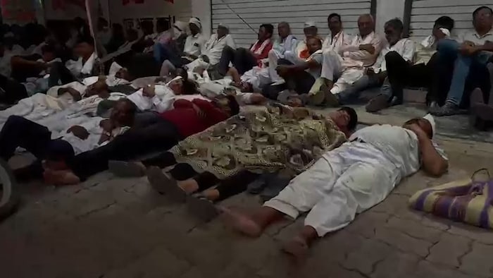 अकोला में यूरिया के लिए किसानों की लंबी कतारें