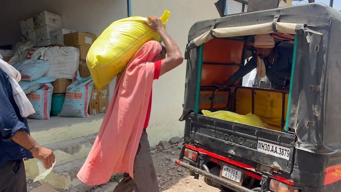 खाद के लिए 8 दिनों से परेशान थे किसान