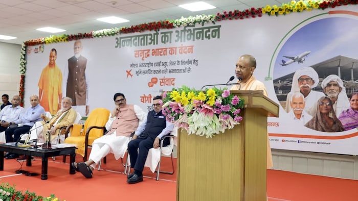 170-farmers air-travel-from-noida-jewar-airport-to-lucknow- cm yogi congratulated and given big statementकिसानों से बोले सीएम योगी- वक्त सबका आता है, कुछ बन जाते हैं तो कुछ बिखर भी जाते हैं