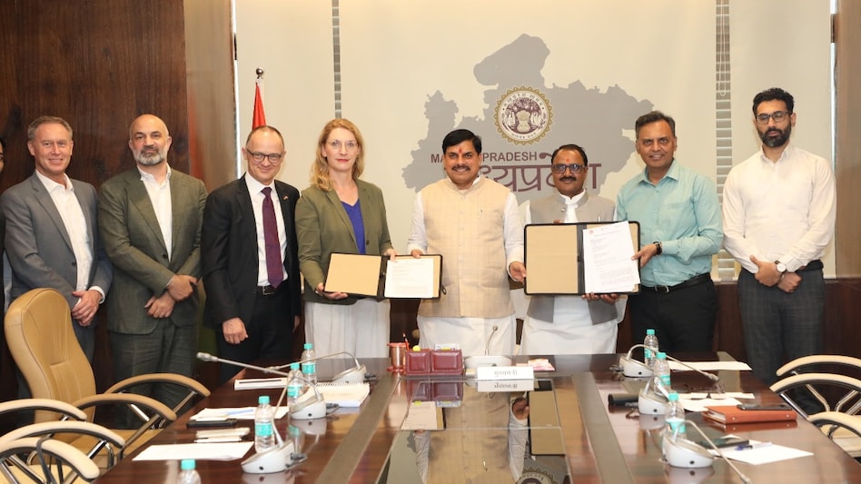 MP Agro Solar Scheme: खेत में फसल भी, बिजली भी... मुख्यमंत्री डॉ. मोहन यादव की मौजूदगी में जर्मनी के साथ बड़ा समझौता, किसानों को मिलेगी डबल कमाई MP Agro Solar Scheme: खेत में फसल भी, बिजली भी... मुख्यमंत्री डॉ. मोहन यादव की मौजूदगी में जर्मनी के साथ बड़ा समझौता, किसानों को मिलेगी डबल कमाई