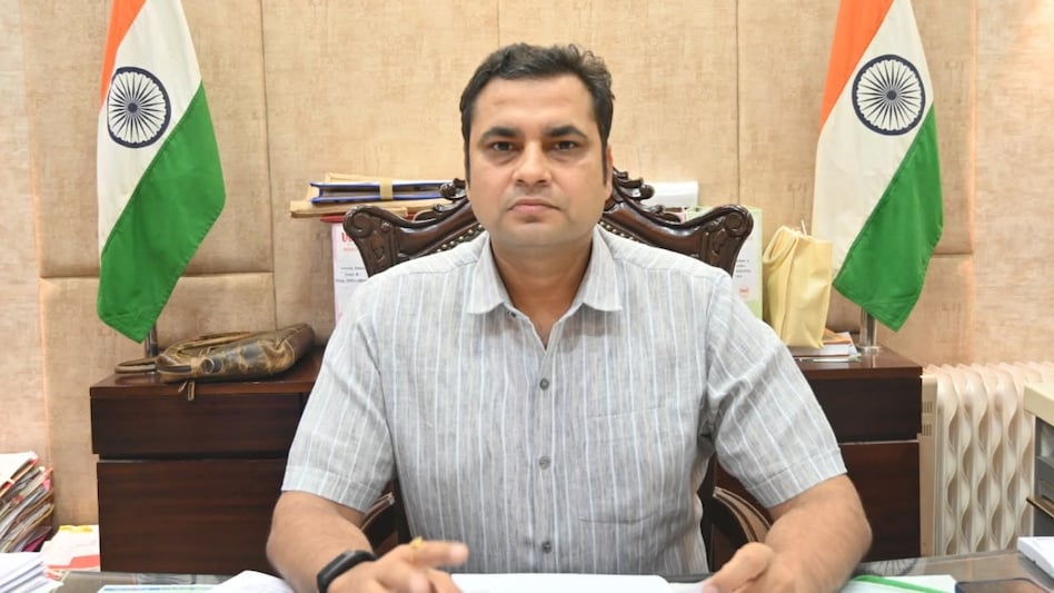किसानों को बड़ी राहत: अब प्लास्टिक के डिब्बों में एक दिन में 200 लीटर तक डीजल मिलेगा किसानों को बड़ी राहत: अब प्लास्टिक के डिब्बों में एक दिन में 200 लीटर तक डीजल मिलेगा