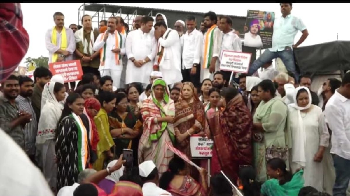 संभाजीनगर में किसान कर्जमाफी पर विपक्ष का बड़ा प्रदर्शन, कई मांगों को लेकर किया 'रास्ता रोको आंदोलन'
