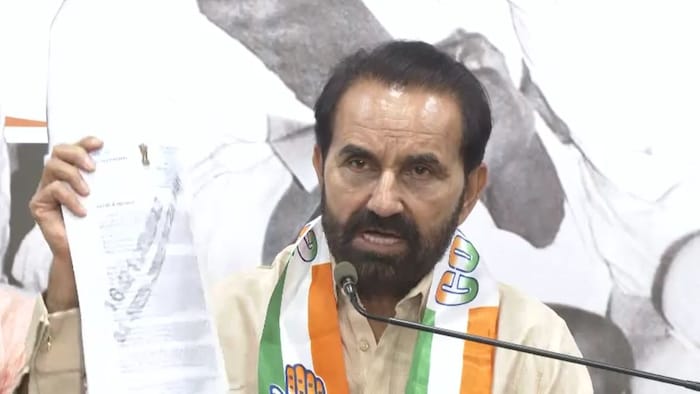 Gujarat Congress On PMFBY