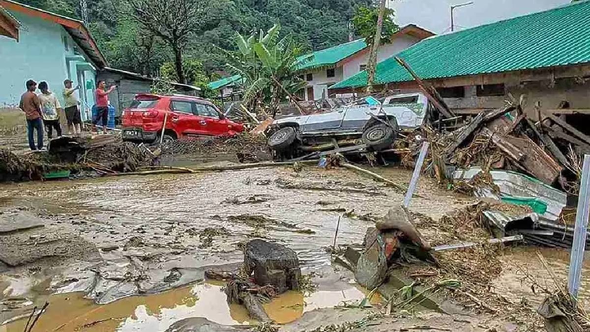 महाराष्ट्र में बारिश का रौद्र रूप! सातारा के गांव में पानी का सैलाब, किसानों को भारी नुकसान