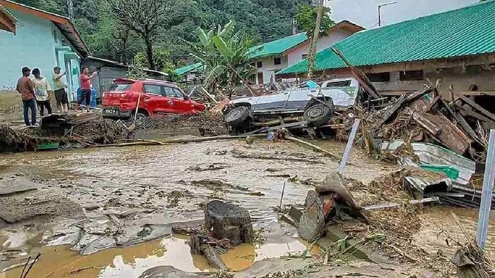 सातारा के अतीट गांव में बाढ़ ने मचाई तबाही