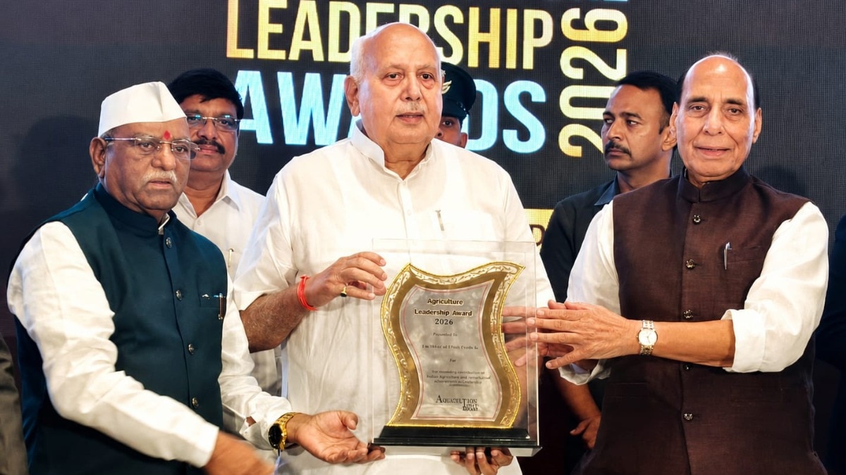 uttar pradesh got 17th agriculture leadership award 2026 minister surya pratap shahi told achievements रक्षा मंत्री राजनाथ सिंह के हाथों से सम्मानित हुए कृषि मंत्री सूर्य प्रताप शाही 