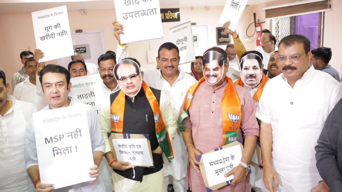 MP विधानसभा में कांग्रेस का अनोखा विरोध, मोहन यादव-शिवराज के मुखौटे पहनकर खाद-बीज संकट पर घेरा सरकार