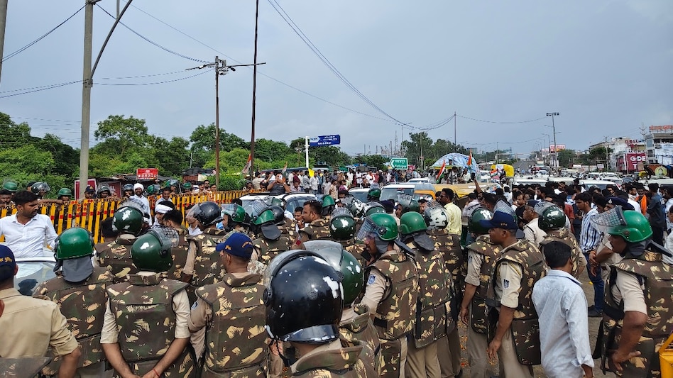भोपाल में किसानों का शक्ति प्रदर्शन! बैरिकेड टूटे, CM हाउस की ओर बढ़े हजारों किसान, सरकार की बढ़ी टेंशन भोपाल में किसानों का शक्ति प्रदर्शन! बैरिकेड टूटे, CM हाउस की ओर बढ़े हजारों किसान, सरकार की बढ़ी टेंशन