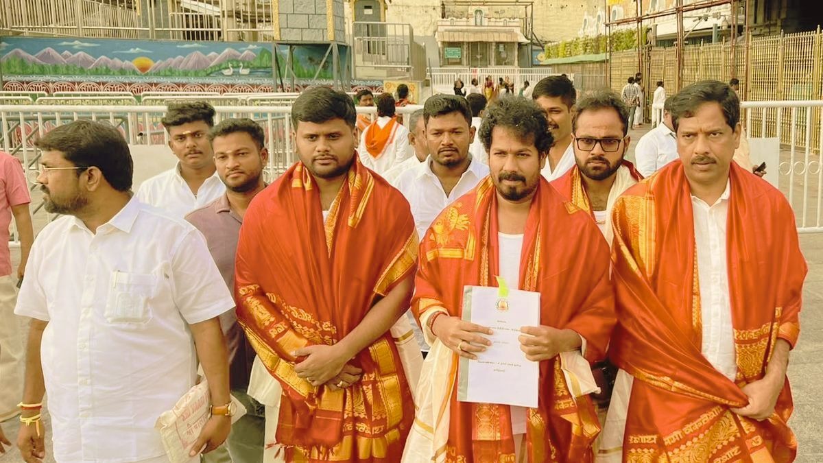 मंदिर में कृषि बजट की कॉपी लेकर पहुंचे मंत्री