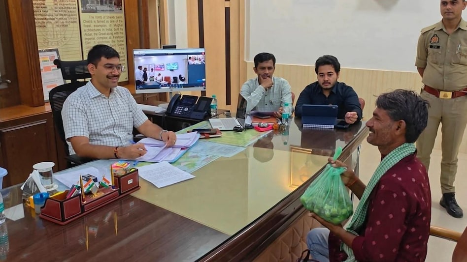 3 साल से अटकी जमीन की पैमाइश हुई पूरी, खुश किसान जंगली ककोड़े लेकर DM का जताने पहुंचा आभार 3 साल से अटकी जमीन की पैमाइश हुई पूरी, खुश किसान जंगली ककोड़े लेकर DM का जताने पहुंचा आभार