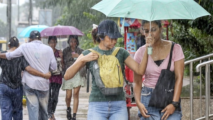 UP WEATHER ALERT 24 से 48 घंटों के बाद यूपी में एक बार फिर से बारिश का दौर शुरु होने वाला है.