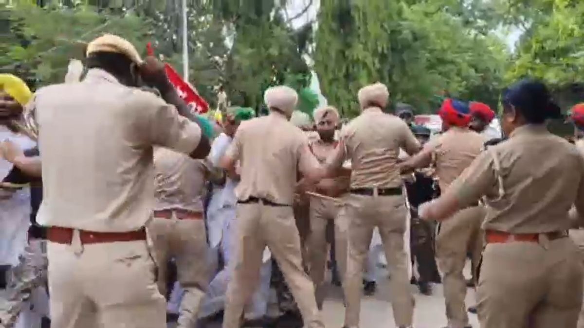 ट्रेड डील के विरोध में मानसा में किसानों का प्रदर्शन, पुलिस से हुई धक्का-मुक्की
