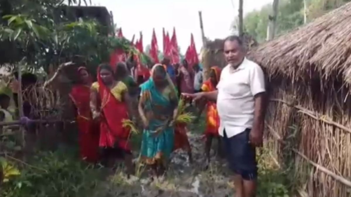 ग्रामीणों ने कच्ची सड़क पर रोपा धान