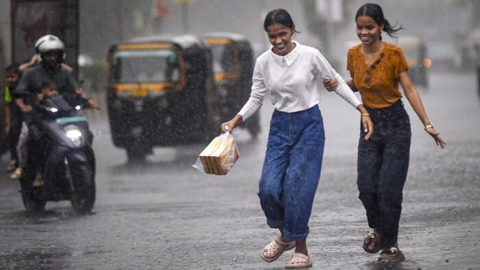 यूपी के इन जिलों में है अति भारी बारिश का ऑरेंज अलर्ट (File Photo:PTI)