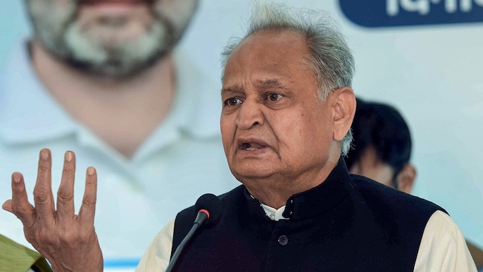 गहलोत ने सरकार पर लगाया कालाबाजारी का आरोप