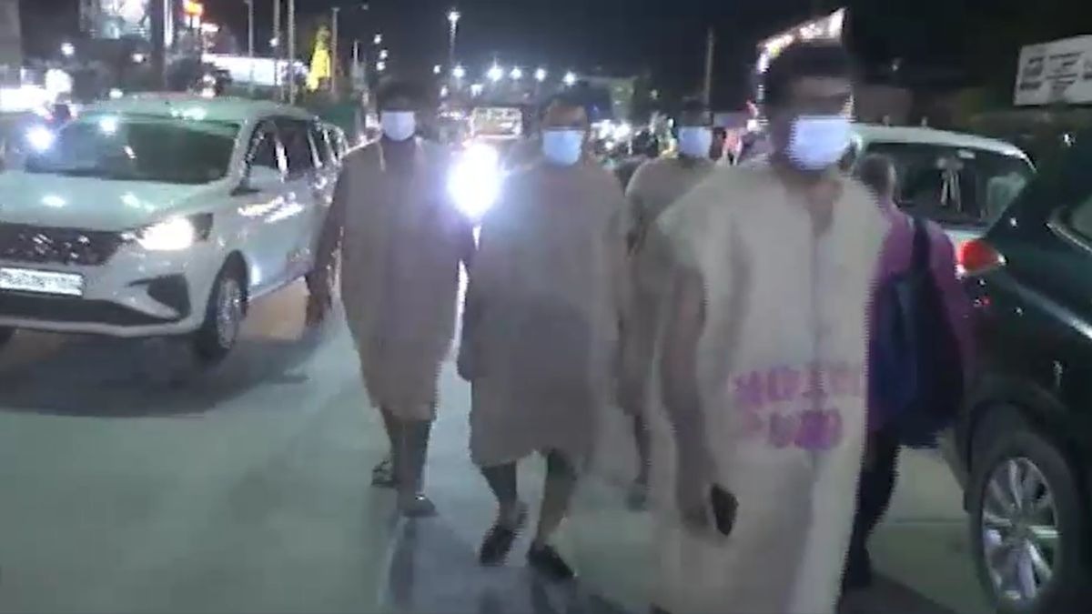 अवैध वसूली के खिलाफ अनोखा प्रदर्शन