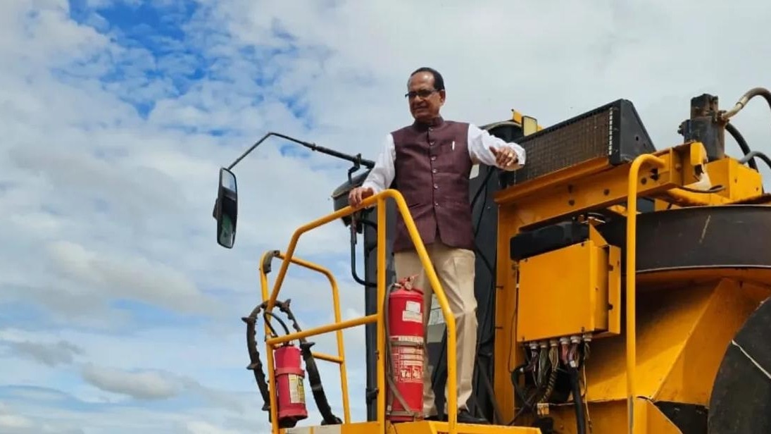 नाव से गांव, ट्रैक्टर से खेत पहुंचे शिवराज