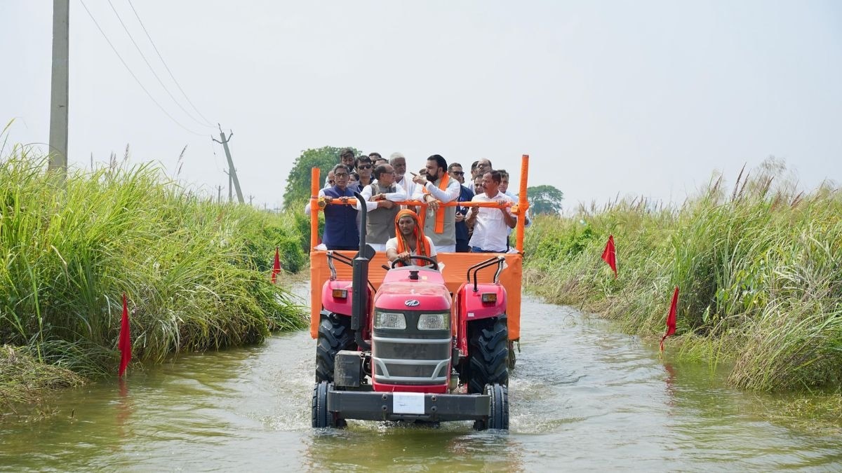 नाव से गांव, ट्रैक्टर से खेत पहुंचे शिवराज