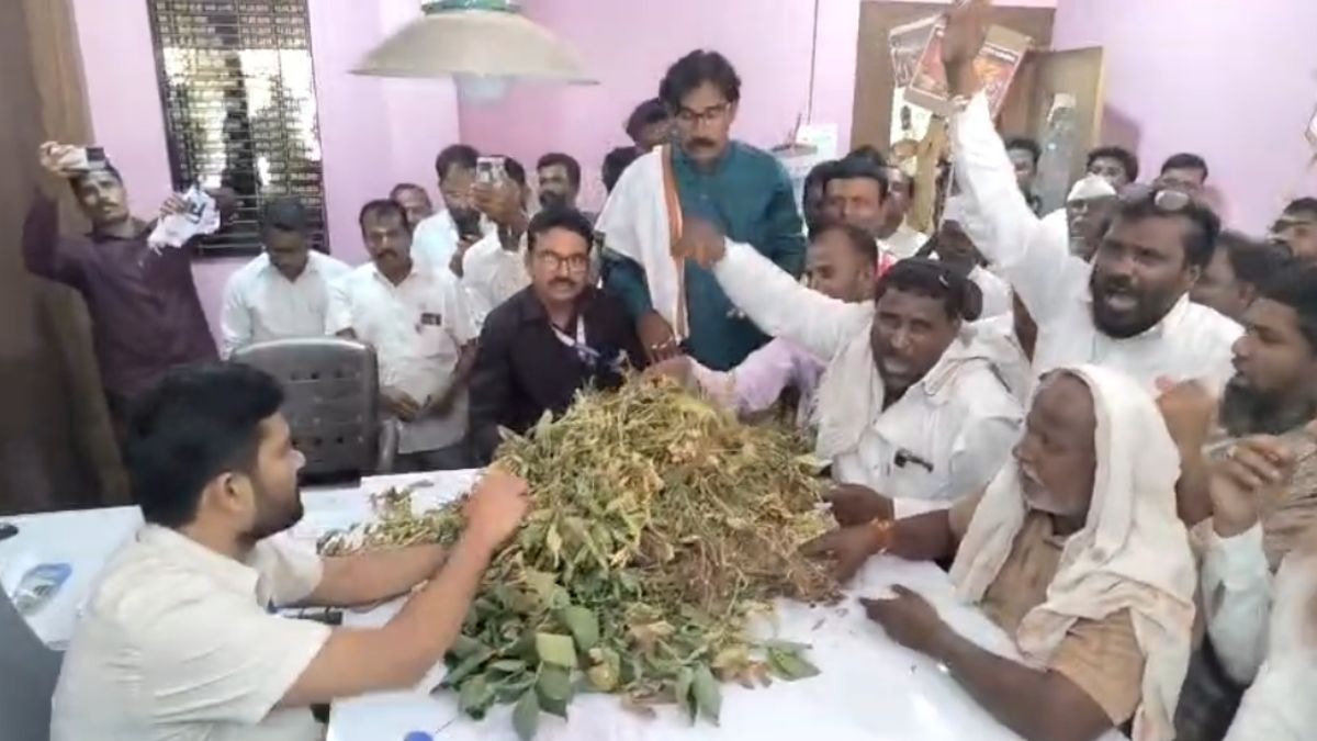 किसानों का अनोखा विरोध प्रदर्शन