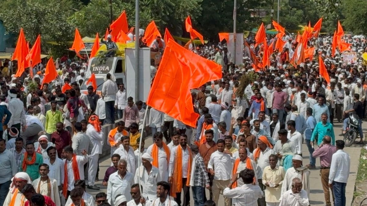 Shivsena ubt drought compensation demand akola march