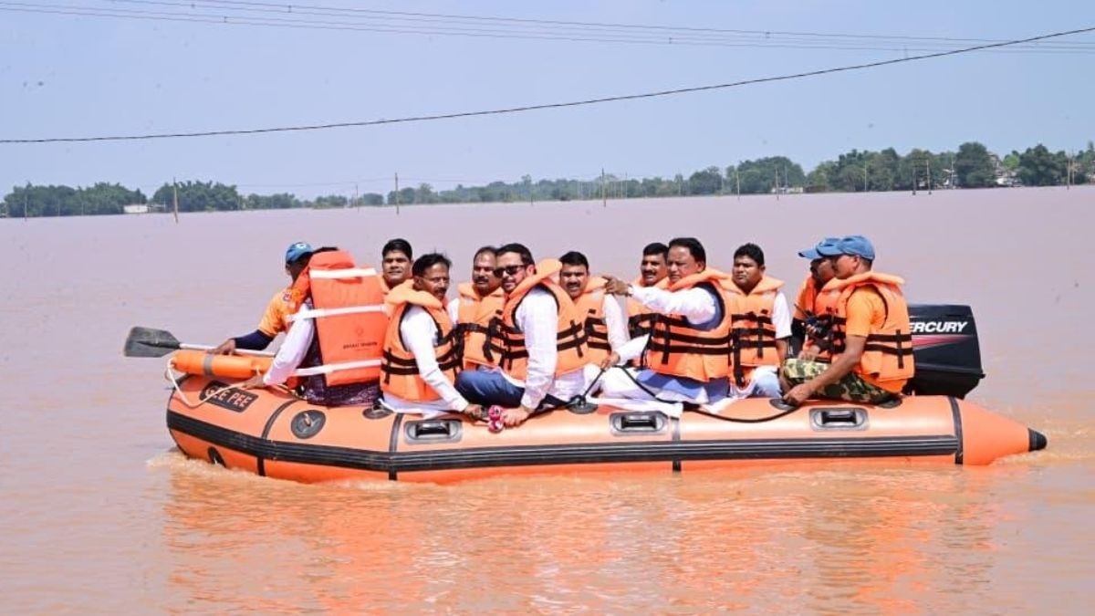 Odisha CM on flood area visit