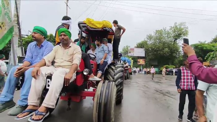 ट्रैक्टर-ट्रॉलियों के साथ मेरठ में किसानों का प्रदर्शन
