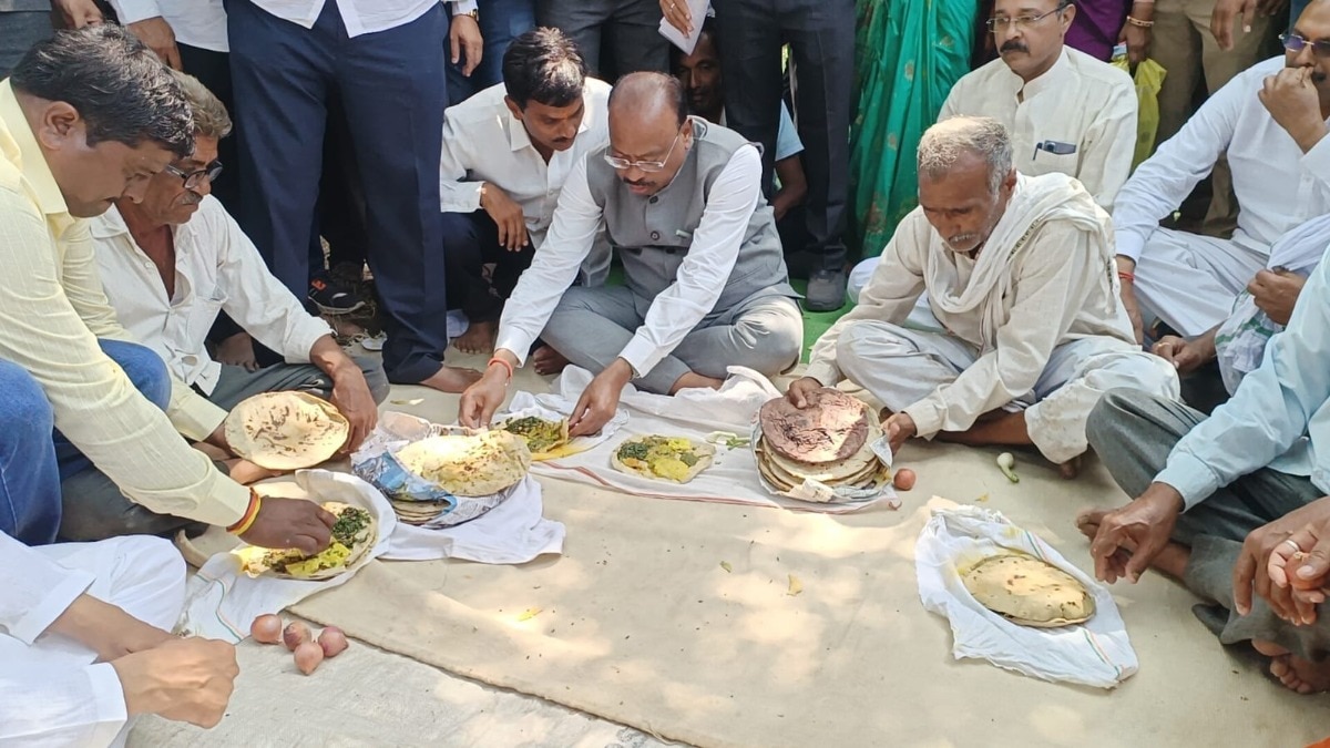 अकोला के किसानों के बीच पहुंचे मंत्री, जमीन पर बैठकर सुनी परेशानी