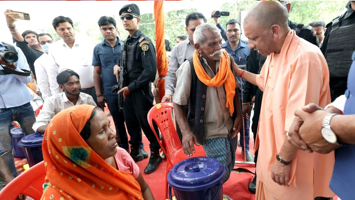 लखनऊ में बाढ़ पीड़ितों से मिले सीएम योगी