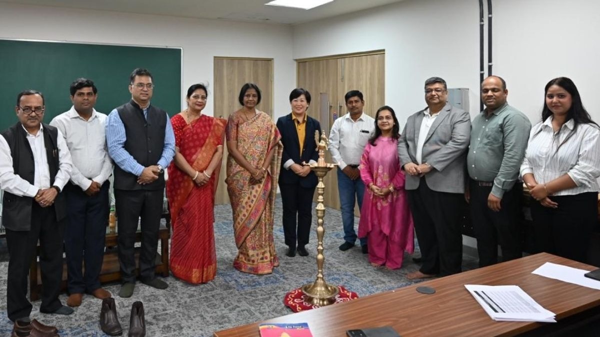 मह‍िला प्रश‍िक्षु को ड्रोन ट्रेनि‍ंग पूरी करने का मिला सर्टिफिकेट
