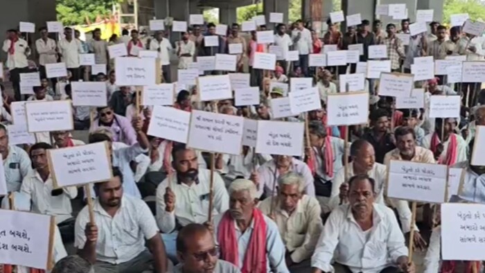 किसानों ने निकाली रैली