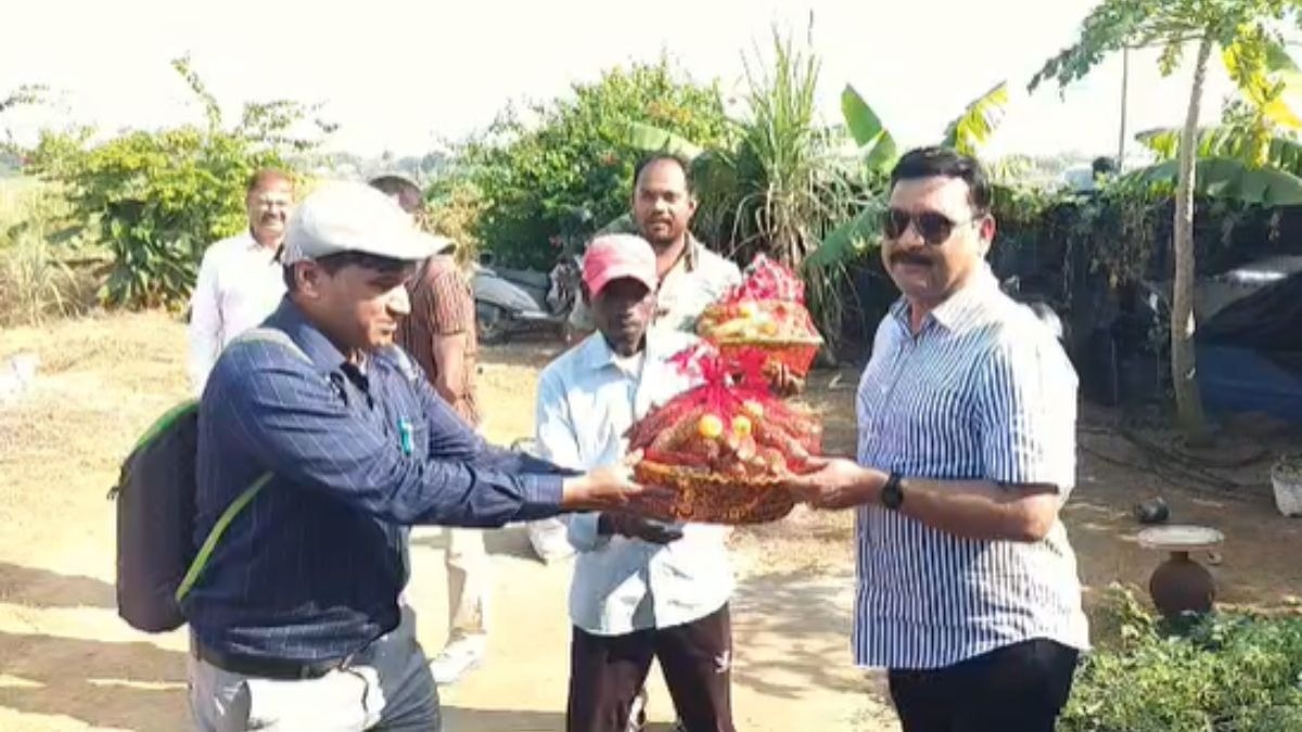 खेती का जायजा लेने पहुंचे कृषि निदेशक