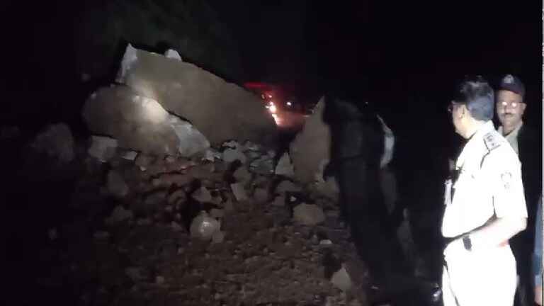 Maharashtra Live : अणूस्कूरा घाटात दरड कोसळली, कोल्हापूरचा कोकणाशी संपर्क तुटला ratnagiri news