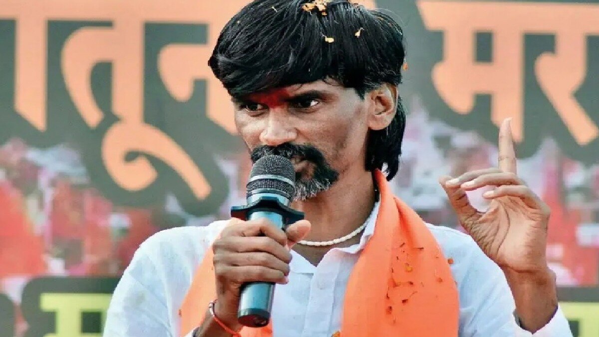 त्याला वाटलं तो एकटाच हुशार आहे मी त्याच्या पुढचा आहे. 