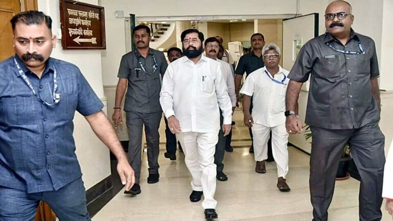 Maharashtra New CM LIVE : एकनाथ शिंदे अचानक गावी रवाना, मुंबईत होणार होती महायुतीची बैठक, पण... Mumbai Tak