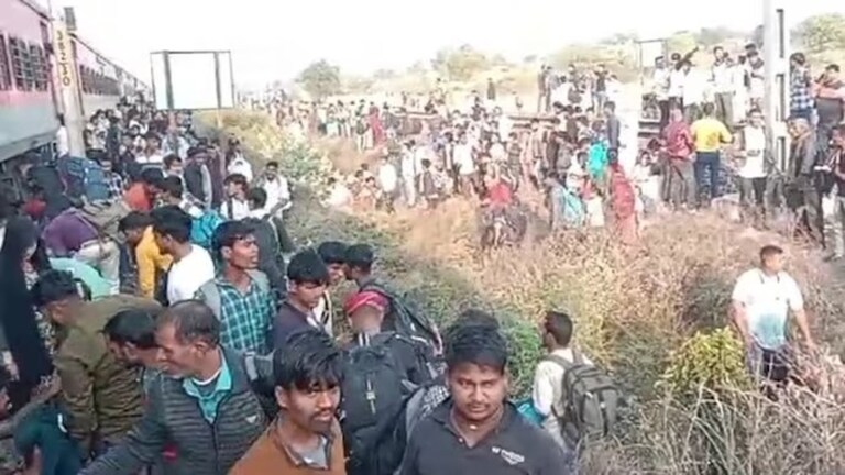 Pushpak Train Accident LIVE Updates : जळगावमध्ये मोठी रेल्वे दुर्घटना, अनेक प्रवाशांचा मृत्यू, नेमकं घडलं तरी काय? Jalgaon Pushpak Express Train Accident