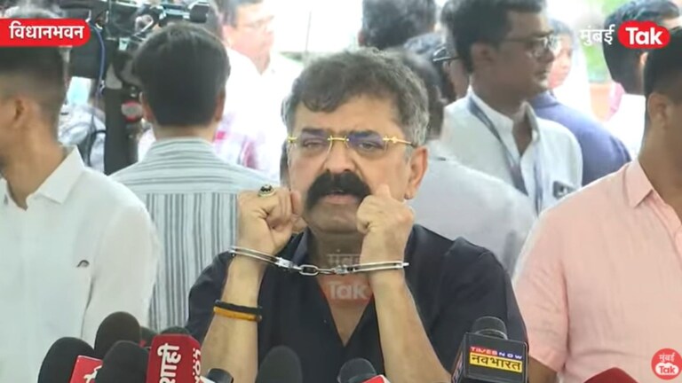 Maharashtra Assembly Session Live : पहिल्याच दिवशी विरोधक माणिकराव कोकाटे, धनंजय मुंडेंविरोधात आक्रमक Mumbai Tak
