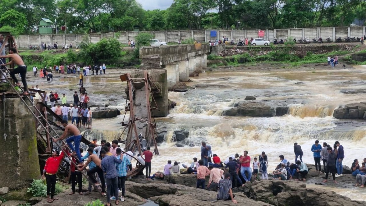 पुण्यातील इंद्रायणी नदीवरील पूल कोसळल्याचे फोटो