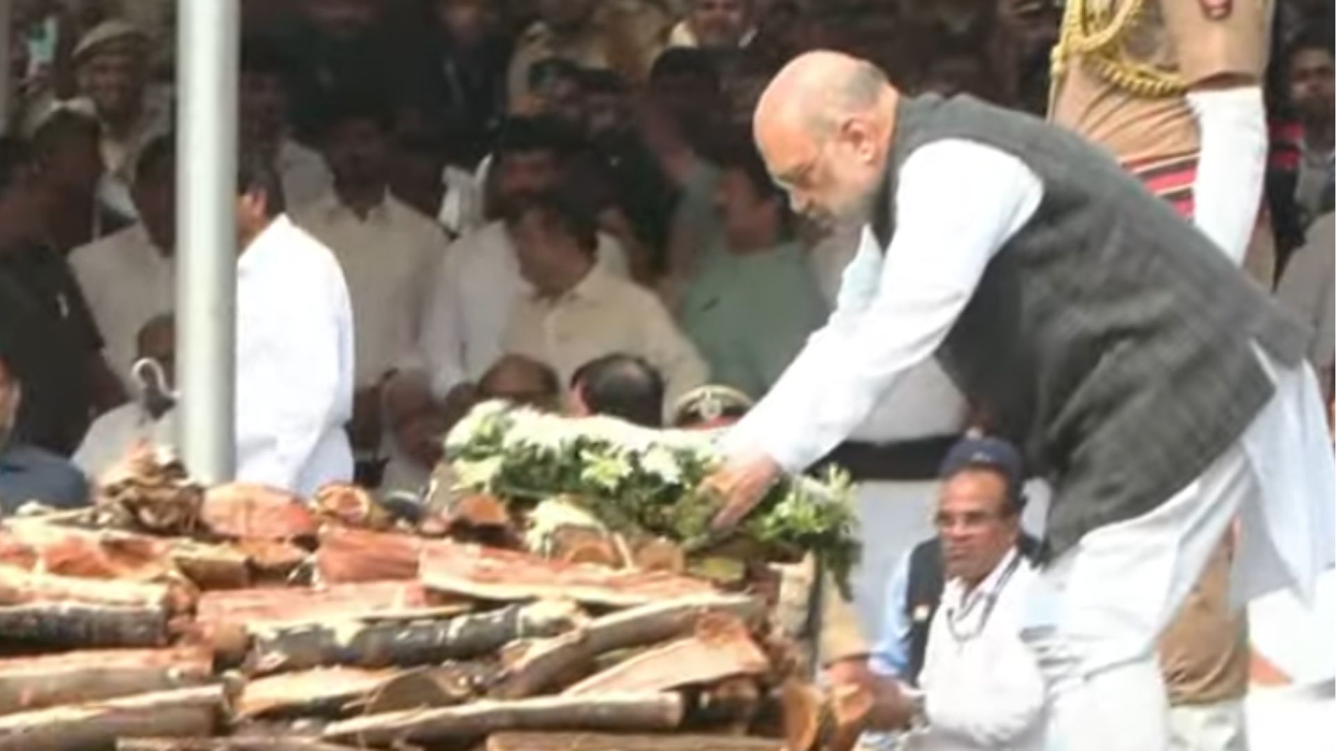 अमित शाह विद्या प्रतिष्ठान येथे पोहोचले