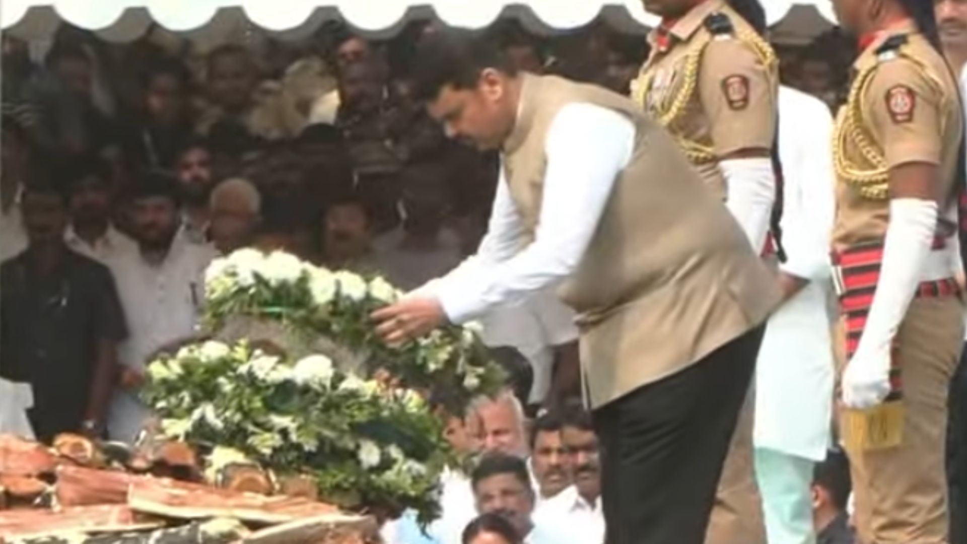 इतर मंत्र्यांनी देखील पुष्पचक्र अर्पण करून श्रद्धांजली वाहिली 