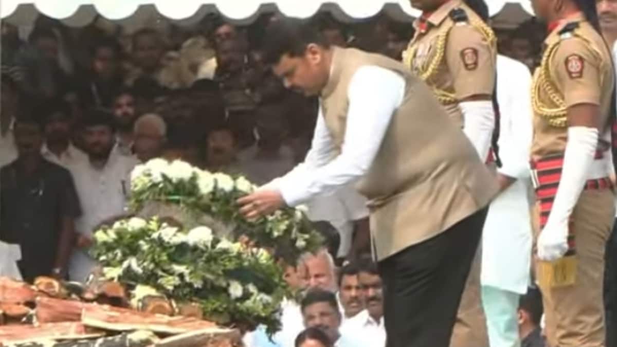 इतर मंत्र्यांनी देखील पुष्पचक्र अर्पण करून श्रद्धांजली वाहिली इतर मंत्र्यांनी देखील पुष्पचक्र अर्पण करून श्रद्धांजली वाहिली