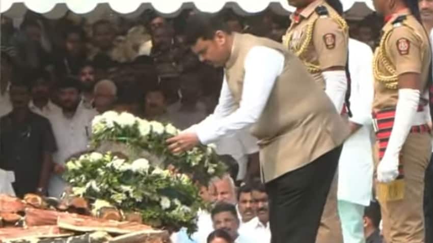 इतर मंत्र्यांनी देखील पुष्पचक्र अर्पण करून श्रद्धांजली वाहिली इतर मंत्र्यांनी देखील पुष्पचक्र अर्पण करून श्रद्धांजली वाहिली