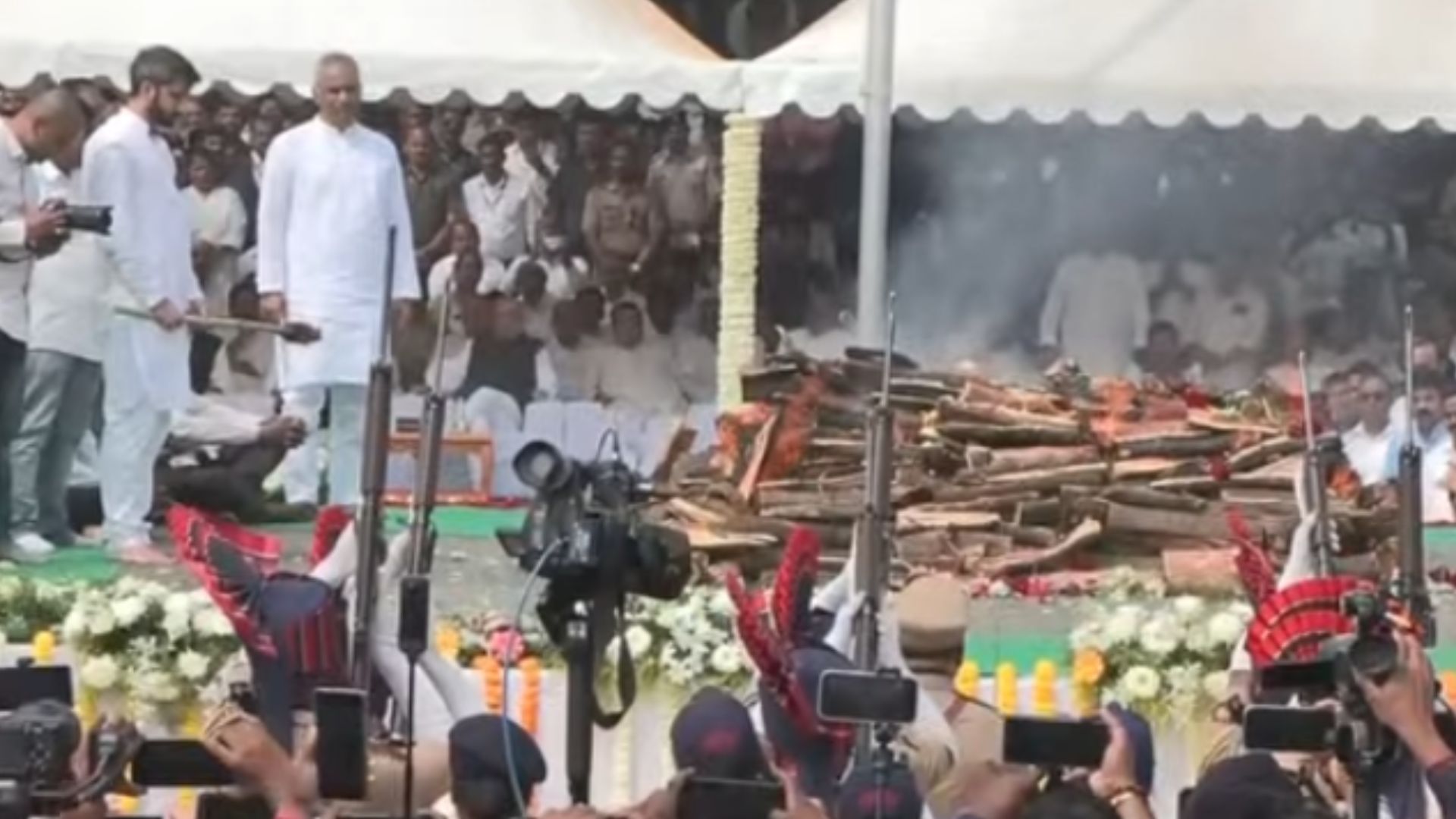 अजित पवारांच्या पार्थिवाला मुखान्गी