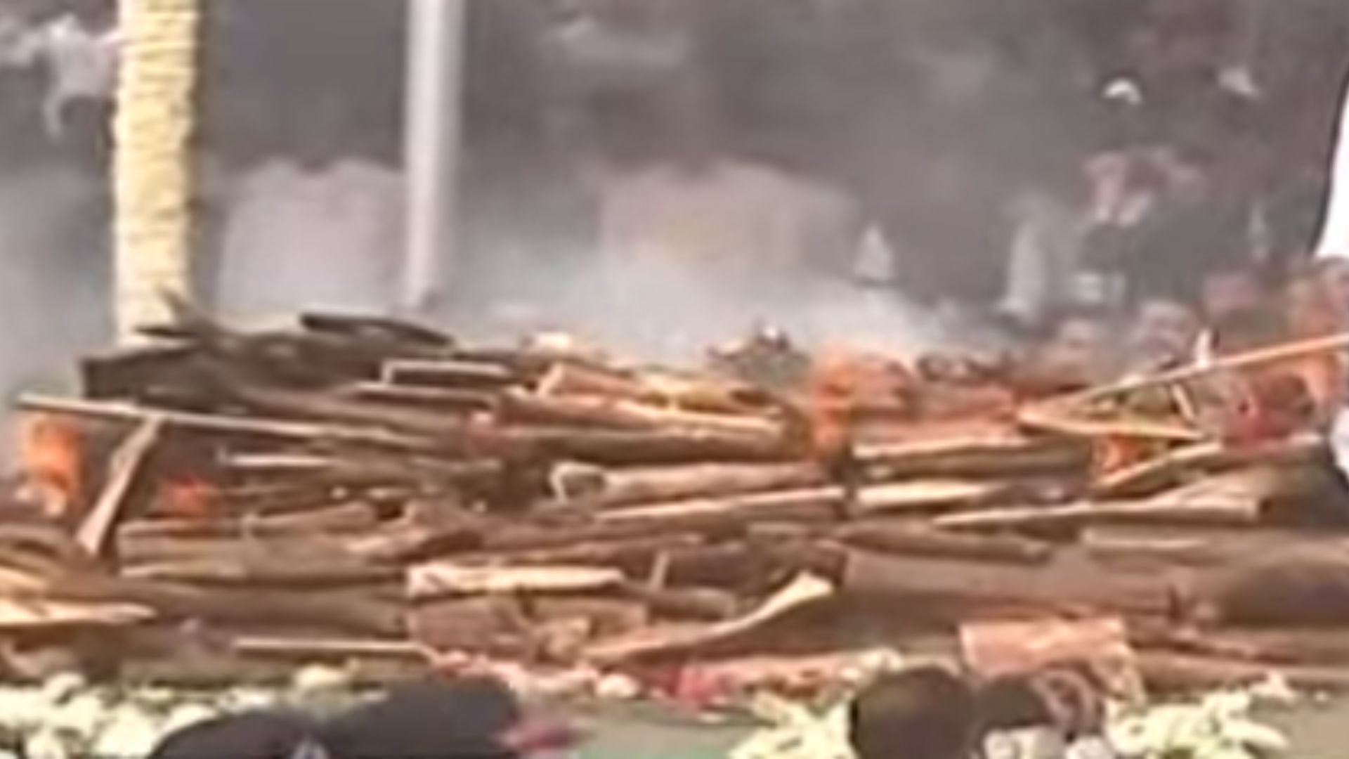 पार्थिवावर विद्या प्रतिष्ठान येथे अंत्यसंस्कार 