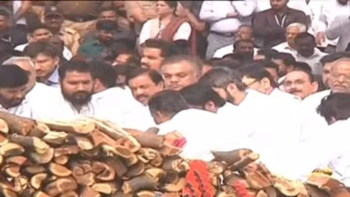 लाडक्या बहिणी सुद्धा भावूक लाडक्या बहिणी सुद्धा भावूक