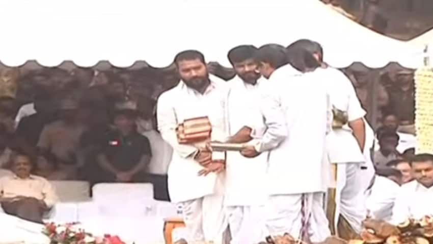 अजितदादांवरील तिरंगा जय पवारांना सोपवण्यात आला अजितदादांवरील तिरंगा जय पवारांना सोपवण्यात आला