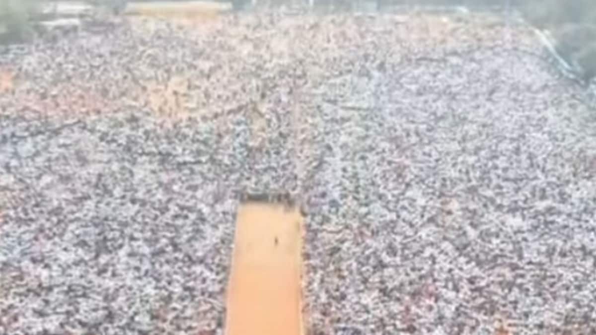 हजारो मान्यवर नेते उपस्थित हजारो मान्यवर नेते उपस्थित