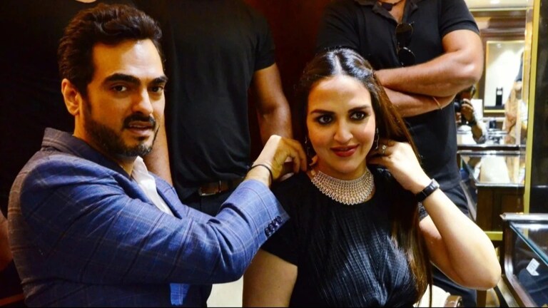 Esha Deol : हेमा मालिनीच्या लेकीचा मोडला 11 वर्षांचा संसार! 'त्या' पुुस्तकामुळे खळबळ Mumbai Tak