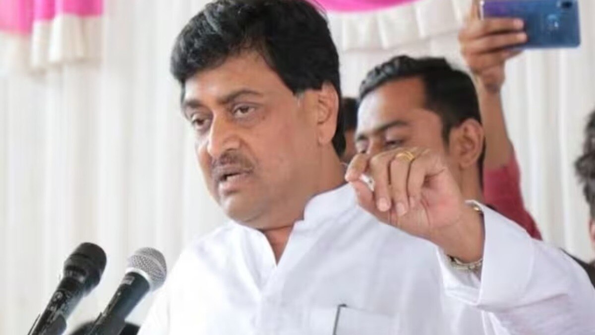 महाराष्ट्राचे माजी मुख्यमंत्री अशोक चव्हाण यांनी काँग्रेसची साथ सोडली आहे.आज दुपारी 12 वाजता ते देवेंद्र फडणवीस यांच्या उपस्थितीत भाजपमध्ये प्रवेश करणार आहेत. 