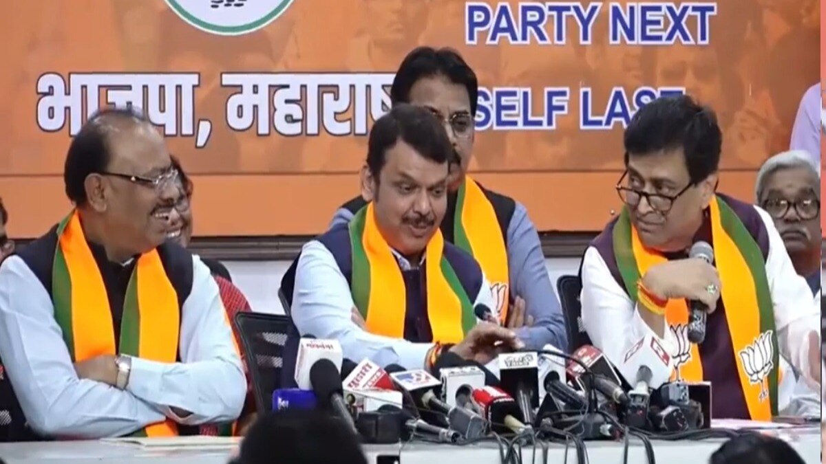 महाराष्ट्राचे माजी मुख्यमंत्री अशोक चव्हाण यांनी भाजप पक्षात प्रवेश केला आहे. देवेंद्र फडवणीस यांच्या उपस्थितीत अशोक चव्हाण यांचा हा पक्षप्रवेश पार पडला. 