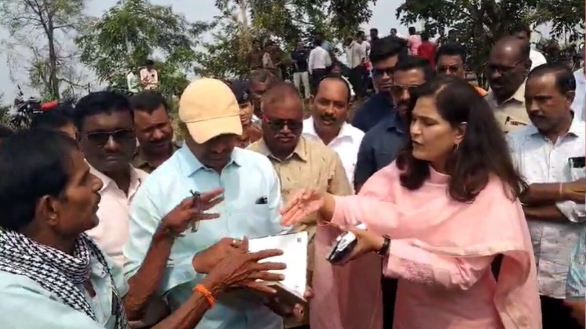 farmer angry on mp bhavana gawali yavatmal babhulgaon inspect the damage area maharashtra politivs farmer protest 